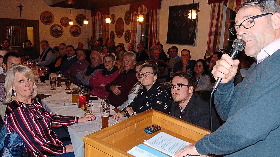 Aholmings B&uuml;rgermeister Martin Betzinger bei seinen Ausf&uuml;hrungen auf der B&uuml;rgerversammlung im Gasthof Karg. Vorne links sitzt Schulrektorin Sabine Siefert, ihr gegen&uuml;ber der neue Gesch&auml;ftsstellenleiter Simon Hauber.