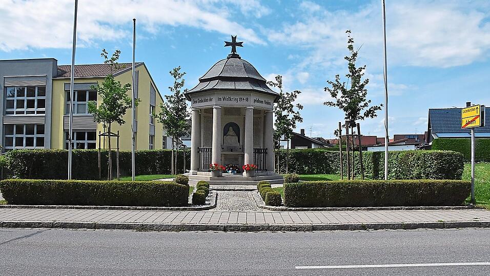Das Kriegerdenkmal steht genau an der Grenze zwischen Aham und Loizenkirchen.