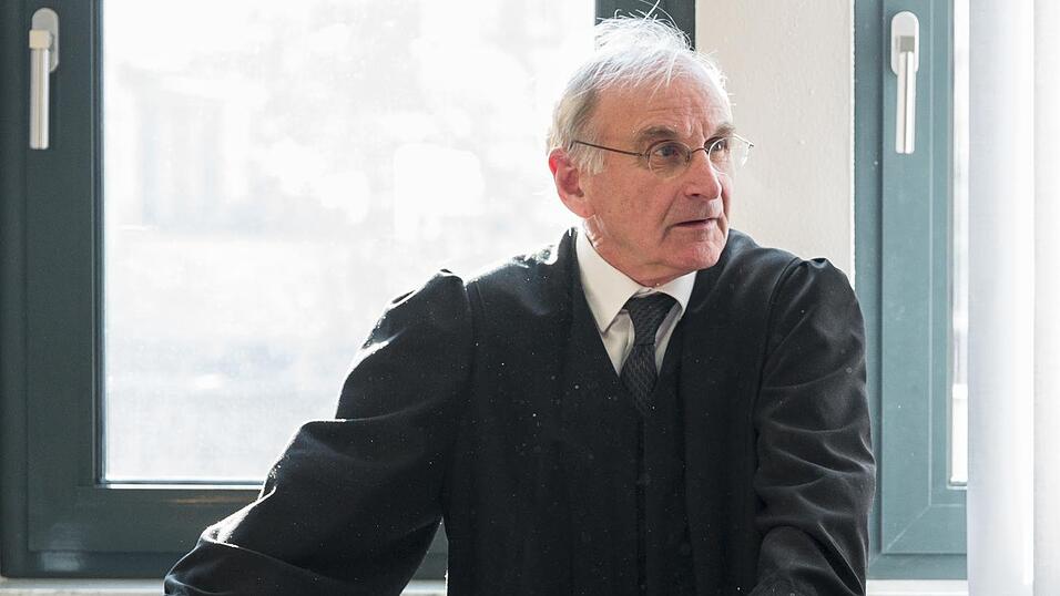 'Die geltende Rechtslage in Deutschland und Europa spielt für viele Politiker im Grunde genommen keine Rolle mehr', sagt der Strafverteidiger Franz Bethäuser. 'Die geltende Rechtslage in Deutschland und Europa spielt für viele Politiker im Grunde genommen keine Rolle mehr', sagt der Strafverteidiger Franz Bethäuser.