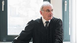 'Die geltende Rechtslage in Deutschland und Europa spielt für viele Politiker im Grunde genommen keine Rolle mehr', sagt der Strafverteidiger Franz Bethäuser.