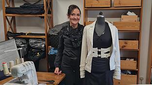 „Ich bin nähsüchtig“, charakterisiert sich Sylwia Dyczka. Die 47-Jährige ist seit Jahren als Designerin und Schneiderin mit ihrem Unternehmen Moons-Fashion-Child in der Region erfolgreich. Nun hat es ihre Mode auf eine internationale Bühne geschafft.