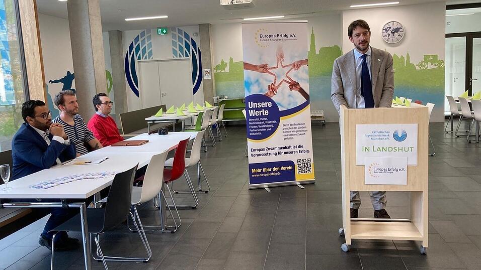 Von links: Nader Bebawy, Korbinian Schmid, Rami Michael und Stadtrat Norbert Hoffmann bei dessen Grußwort in Vertretung des OB.