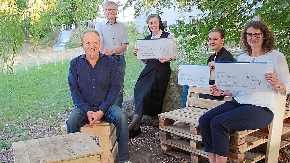 Hubert Werkmann, Adolf Rossmeier, Schwester Rosina, Philomena Beutlhauser und Gerti Meier &uuml;bernahmen symbolisch den Betrag von 700 Euro f&uuml;r die Projekte in Tansania und Honduras. Die Bank und die zwei Tische wurden von den 'Palettenfreunden' f&uuml;r den Kindergarten gestiftet.