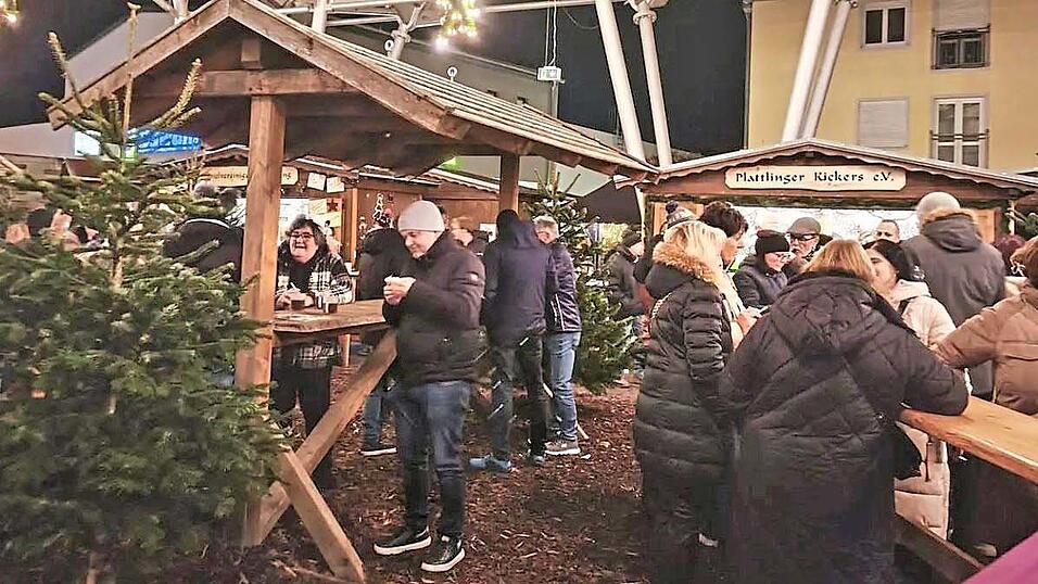 Dieses Jahr gibt es an allen Christkindlmarktständen gleich große Tassen für den Glühwein. Dieses Jahr gibt es an allen Christkindlmarktständen gleich große Tassen für den Glühwein.