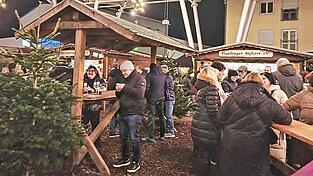 Dieses Jahr gibt es an allen Christkindlmarktständen gleich große Tassen für den Glühwein.