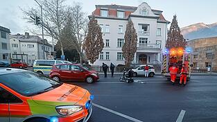 Eine Rotkreuz-Mitarbeiterin ist an der Unfallstelle vorbeigekommen und hat die Rettungskr&auml;fte verst&auml;ndigt.