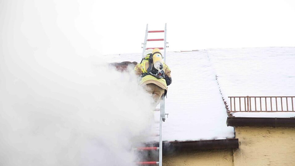 Inmitten dieses brennenden Hauses in der Griesgasse in Dingolfing entdeckte die Feuerwehr die Leiche.