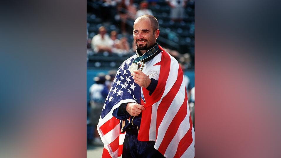 Stars and Stripes: Die Goldmedaille im Tennis-Einzel f&uuml;r die USA bei den Olympischen Spielen 1996 in Atlanta war ein weiterer H&ouml;hepunkt in Agassis Karriere. Kurz darauf folgte ein Absturz: Verletzungen und Formschw&auml;che sowie seine komplizierte Ehe mit Brooke Shields trieben Agassi in die Drogensucht. Nur langsam k&auml;mpfte er sich zur&uuml;ck an die Spitze.