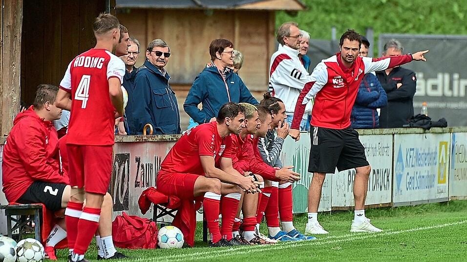 Trainer Andreas Klebl (rechts) weiß, wo Roding der Schuh drückt - vorn im Sturm. Trainer Andreas Klebl (rechts) weiß, wo Roding der Schuh drückt - vorn im Sturm.