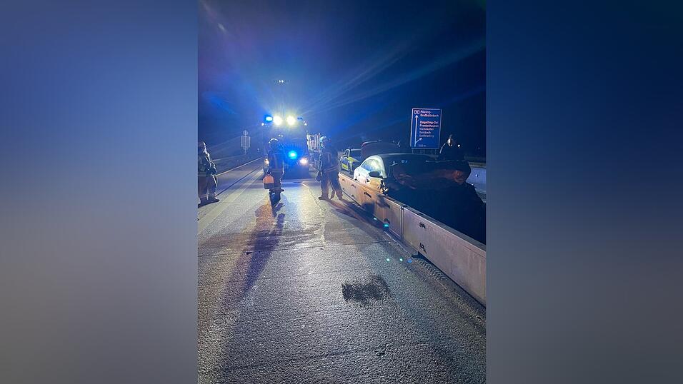 Das Fahrzeug des Unfallverursachers blieb liegen – die A92 musste bei Dingolfing-Ost für drei Stunden gesperrt werden. 