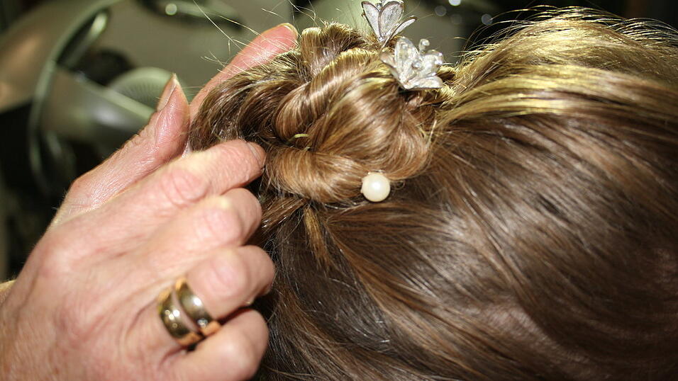 Alles mit Haarnadeln fixieren. Alles mit Haarnadeln fixieren.