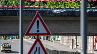 Nach dem Unfall zwischen zwei Güterzügen sind Reparaturarbeiten an der Straße sowie an der Bahnstrecke erforderlich. Nach dem Unfall zwischen zwei Güterzügen sind Reparaturarbeiten an der Straße sowie an der Bahnstrecke erforderlich.