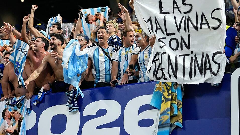 Das Falkland-Banner im argentinischen Fanblock. Das Falkland-Banner im argentinischen Fanblock.