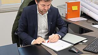 Bürgermeister Max Mader setzt derzeit den Rotstift bei den Ausgaben der Verwaltung an. Bürgermeister Max Mader setzt derzeit den Rotstift bei den Ausgaben der Verwaltung an.