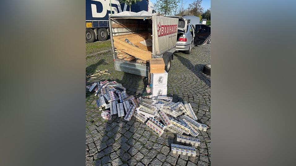 Hinter Spanplatten versteckt fanden die Beamten 21.800 Zigaretten und 21 Liter Spirituosen. Hinter Spanplatten versteckt fanden die Beamten 21.800 Zigaretten und 21 Liter Spirituosen.