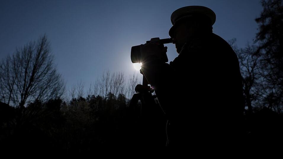 Der Autofahrer fuhr mehr als 90 Kilometer pro Stunde zu schnell. (Symbolbild)
