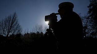 Der Autofahrer fuhr mehr als 90 Kilometer pro Stunde zu schnell. (Symbolbild) Der Autofahrer fuhr mehr als 90 Kilometer pro Stunde zu schnell. (Symbolbild)