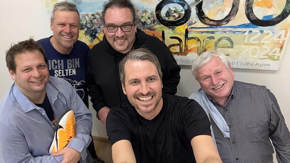 Die drei Bürgermeister Thomas Lorenz (vorne v.l.), Matthias Kohlmayer und Xaver Hagn und die Stadträte Thomas Muncz (hinten v.l.) und Daniel Lang haben offensichtlich viel Spaß bei den Proben zur Unsinnigen Stadtratssitzung. Die drei Bürgermeister Thomas Lorenz (vorne v.l.), Matthias Kohlmayer und Xaver Hagn und die Stadträte Thomas Muncz (hinten v.l.) und Daniel Lang haben offensichtlich viel Spaß bei den Proben zur Unsinnigen Stadtratssitzung.