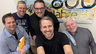 Die drei B&uuml;rgermeister Thomas Lorenz (vorne v.l.), Matthias Kohlmayer und Xaver Hagn und die Stadtr&auml;te Thomas Muncz (hinten v.l.) und Daniel Lang haben offensichtlich viel Spa&szlig; bei den Proben zur Unsinnigen Stadtratssitzung.