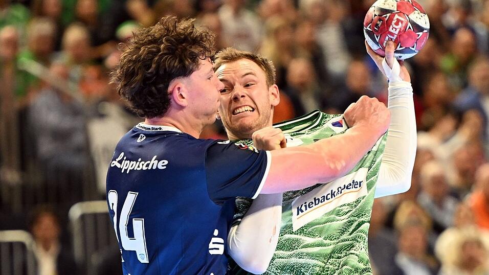 Welthandballer Mathias Gidsel wird hart von Lemgos Joel Willecke attackiert