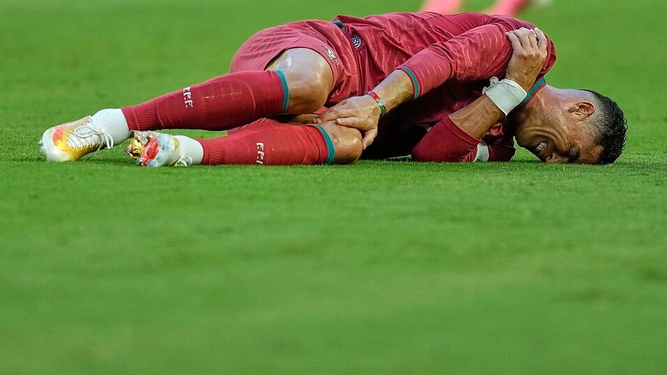 Nicht sein Tag: Cristiano Ronaldo liegt beim Spiel gegen Kolumbien mit Schmerzen am Boden.