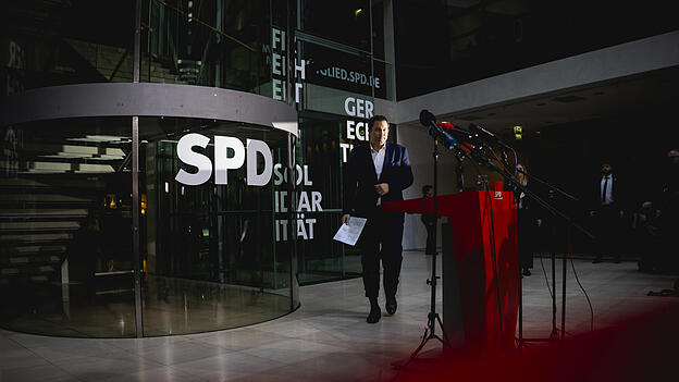 „Es sind sehr schwere Zeiten für politisch Verantwortliche“, sagt SPD-Co-Chef Lars Klingbeil. „Es sind sehr schwere Zeiten für politisch Verantwortliche“, sagt SPD-Co-Chef Lars Klingbeil.