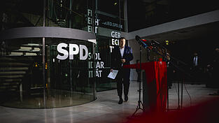 „Es sind sehr schwere Zeiten für politisch Verantwortliche“, sagt SPD-Co-Chef Lars Klingbeil. „Es sind sehr schwere Zeiten für politisch Verantwortliche“, sagt SPD-Co-Chef Lars Klingbeil.