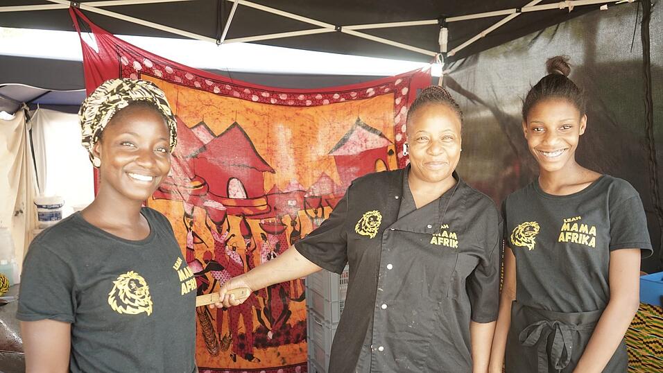 Versorgten die Besucher beim vergangenen Afrika-Fest mit kulinarischen Köstlichkeiten aus Ghana, Togo, der Elfenbeinküste und Nigeria: Leah Mama Afrika (Mitte) mit ihren Nichten Linda und Calista.