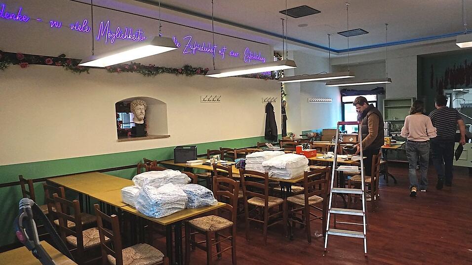 Die letzten Arbeiten vor der Eröffnung laufen. Zur Preview und offiziellen Eröffnung des Restaurants wird der Raum eingedeckt und aufgeräumt. Die letzten Arbeiten vor der Eröffnung laufen. Zur Preview und offiziellen Eröffnung des Restaurants wird der Raum eingedeckt und aufgeräumt.