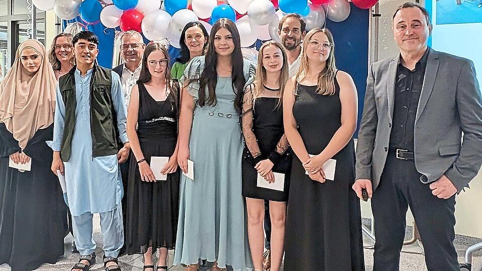 Die Pr&uuml;fungsbesten der beiden 9. Klassen, der Br&uuml;ckenklasse, der Praxisklasse mit der Schulleitung, den Klassenleitungen und den Ehreng&auml;sten.