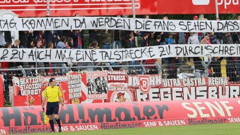Die Spruchbänder der Jahnfans beim Spiel gegen den Chemnitzer FC. (Foto: Fabian Roßmann) Die Spruchbänder der Jahnfans beim Spiel gegen den Chemnitzer FC. (Foto: Fabian Roßmann)