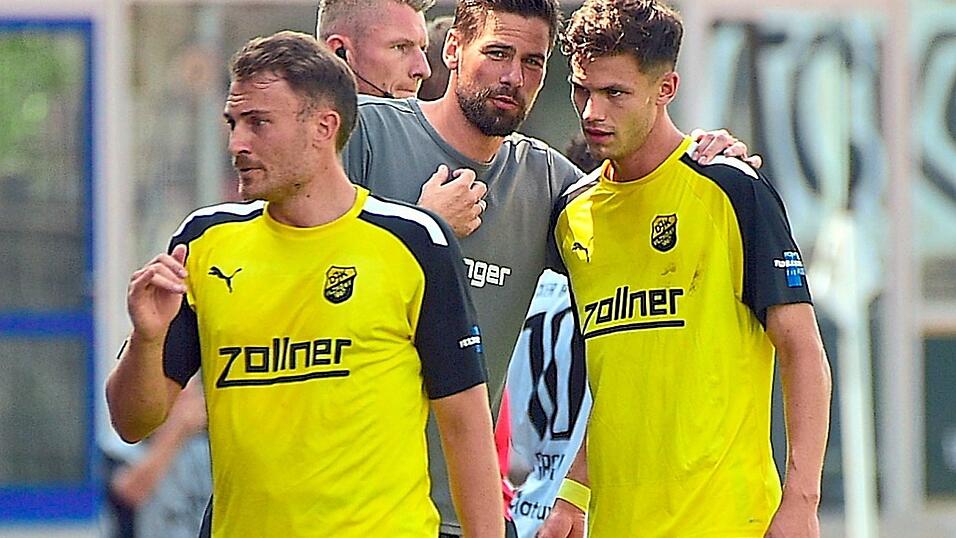 Im Hinspiel hatte Vilzings Coach Thorsten Kirschbaum (Mitte) deutlich mehr Alternativen.