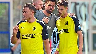 Im Hinspiel hatte Vilzings Coach Thorsten Kirschbaum (Mitte) deutlich mehr Alternativen.