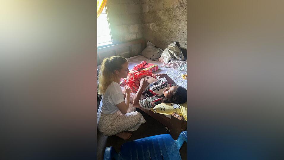 Leonie Jung arbeitet in ihrem Beruf als Hebamme f&uuml;r zwei Monate in einem Geburtshaus im s&uuml;dostasiatischen Osttimor. Immer wenn der Alltag es zul&auml;sst, f&auml;hrt sie mit einem &Auml;rzteteam in umliegende D&ouml;rfer, um Vorsorgeuntersuchungen bei schwangeren Frauen durchzuf&uuml;hren, die sich die Fahrt ins Geburtshaus nicht leisten k&ouml;nnen.