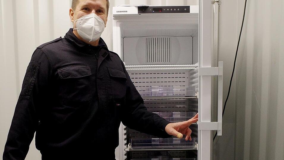 Joachim Krug vor einem Lager-Kühlschrank im Impfzentrum vor dessen Eröffnung. Krug organisiert die Logistik der Impfstoffbestellung. Joachim Krug vor einem Lager-Kühlschrank im Impfzentrum vor dessen Eröffnung. Krug organisiert die Logistik der Impfstoffbestellung.