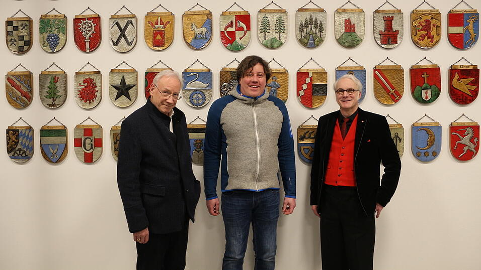 Joost Schloemer, Martin Gehring und Harald Berghoff (von links) vor einer Wand der Wappensammlung im Regensburger Stadtosten.