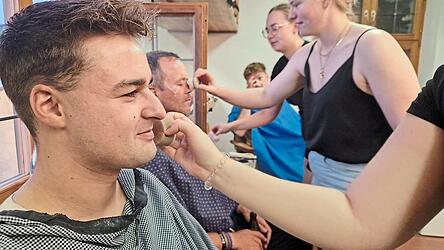 Ein letztes Mal Schminke f&uuml;r die Darsteller, garniert mit einer Schicht Puder.