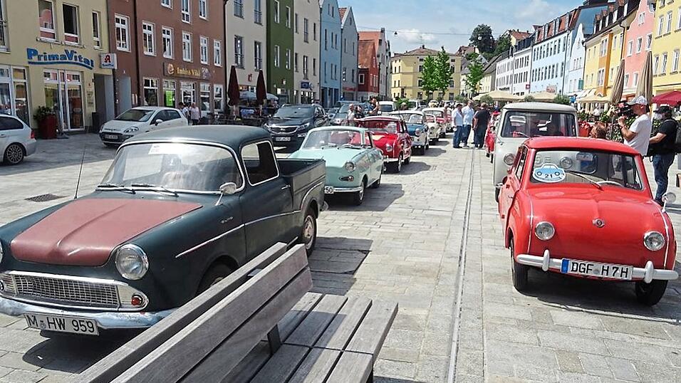 Die 'Goggomobil-Karawane' pr&auml;sentierten sich f&uuml;r die Dreharbeiten im Sommer auf dem Marienplatz.
