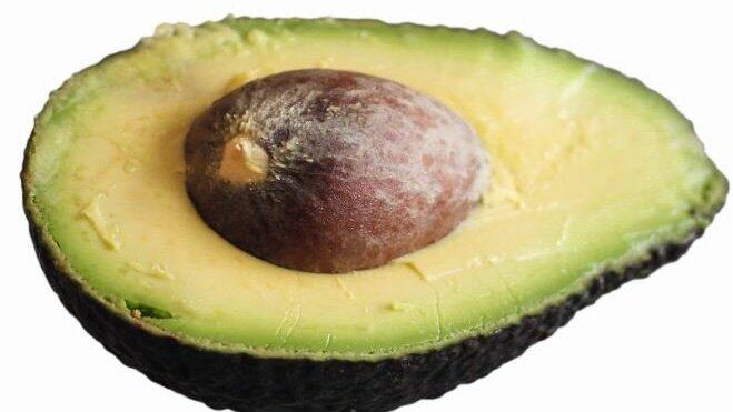 Die Avocado halbieren und fein zerdrücken. Die Avocado halbieren und fein zerdrücken.