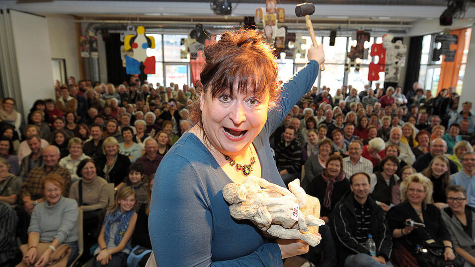 F&uuml;r jeden Spa&szlig; zu haben: Auf dem 'Markt der langen Gesichter' in N&uuml;rnberg versteigert&nbsp;Aumeier 2011 unwillkommene Weihnachtsgeschenke.&nbsp;