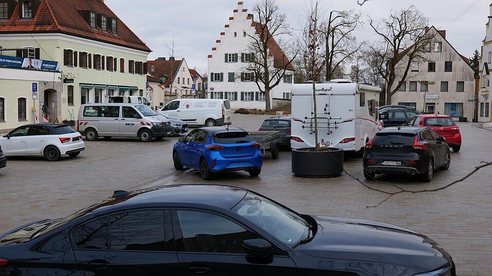 Im Mittelbereich versperren sich bisweilen die geparkten Fahrzeuge gegenseitig, wie dieses Foto, aufgenommen von der Gruppierung Fresh, zeigt. Die Kennzeichen wurden redaktionell entfernt.