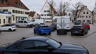 Im Mittelbereich versperren sich bisweilen die geparkten Fahrzeuge gegenseitig, wie dieses Foto, aufgenommen von der Gruppierung Fresh, zeigt. Die Kennzeichen wurden redaktionell entfernt.