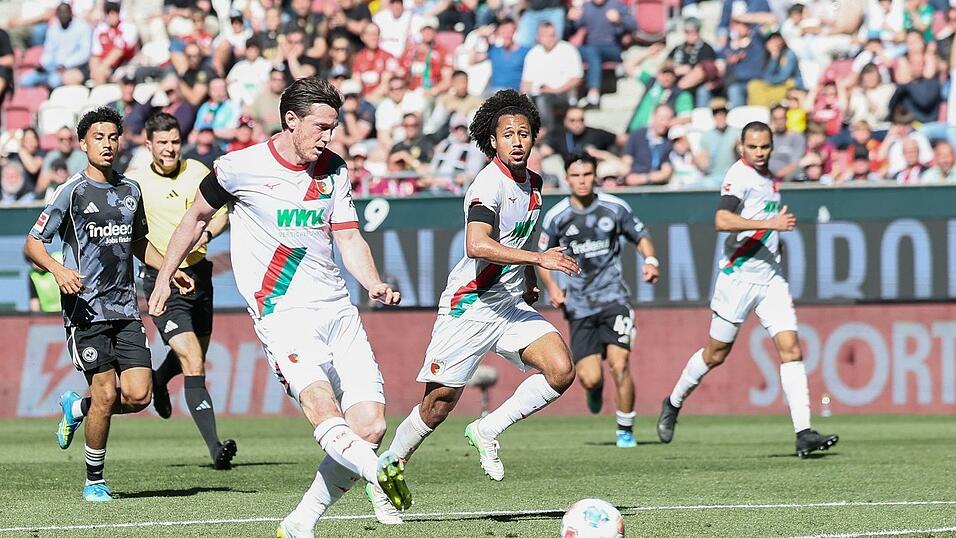 Michael Gregoritsch hat f&uuml;r Augsburg gef&auml;hrliche Aktionen.