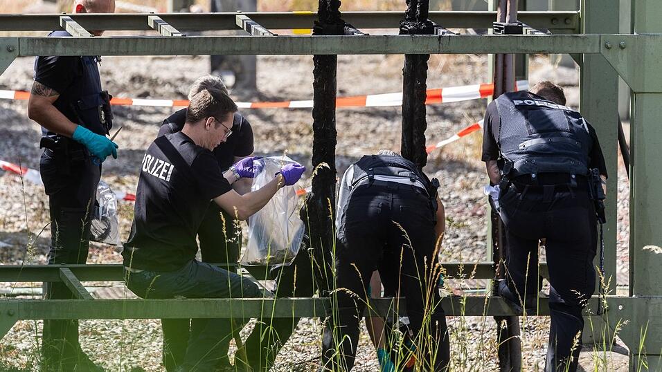 Aus Sicherheitskreisen hei&szlig;t es, die Vorgehensweise deute auf linksextremistische T&auml;ter hin.