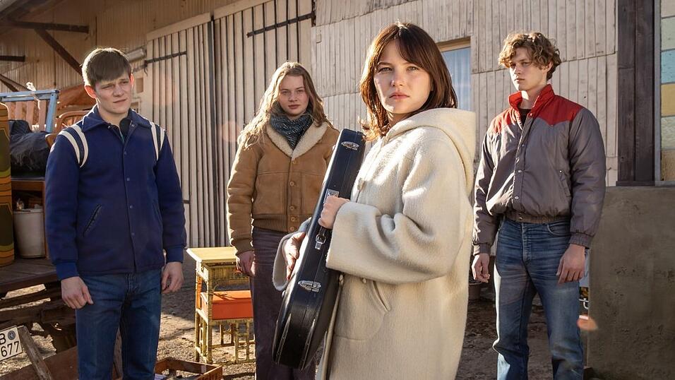 Sind endlich weg von den Eltern und leben gemeinsam in einem alten Bauernhaus (von links): Max von der Groeben als Frieder, Luna Wedler als Vera, Devrim Lingnau als C&auml;cilia und Damian Hardung als H&ouml;ppner in 'Auerhaus'.