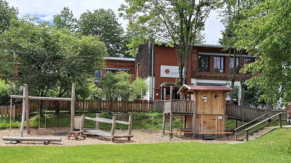 Im ehemaligen Oberrieder Schulhaus sind links das Montessori-Kinderhaus und rechts (Anbau ist verdeckt) die Montessorischule untergebracht.