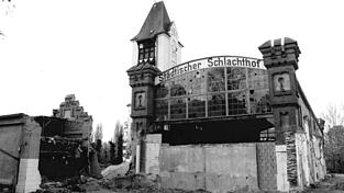 Durchfahrtshalle und Turm des Alten Schlachthofs blieben erhalten und wurden saniert und wurden mit drei Geb&auml;uden erg&auml;nzt. Die Markthalle musste bereits nach 13 Monaten wieder schlie&szlig;en. Viele w&uuml;rden sich eine Aufwertung der Freifl&auml;chen w&uuml;nschen.