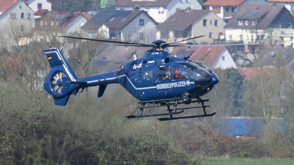 Bei der anschlie&szlig;enden Fahndung setzte die Bundespolizei auch einen Hubschrauber ein. (Symbolbild)