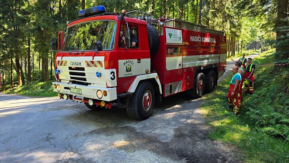 Feuerwehrleute konnten den in Brand geratenen Hubschrauber l&ouml;schen und ein Ausbreiten der Flammen verhindern.