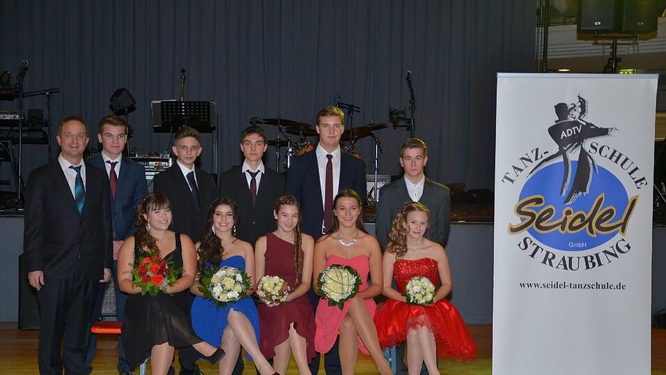 Die Bilder vom Abschlussball der Tanzschule Seidel in der Fraunhofer-Halle am 28. November. Die Bilder vom Abschlussball der Tanzschule Seidel in der Fraunhofer-Halle am 28. November.